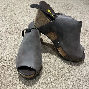 Volatile Women’s Peep-Toe Platform Wedge Sandals